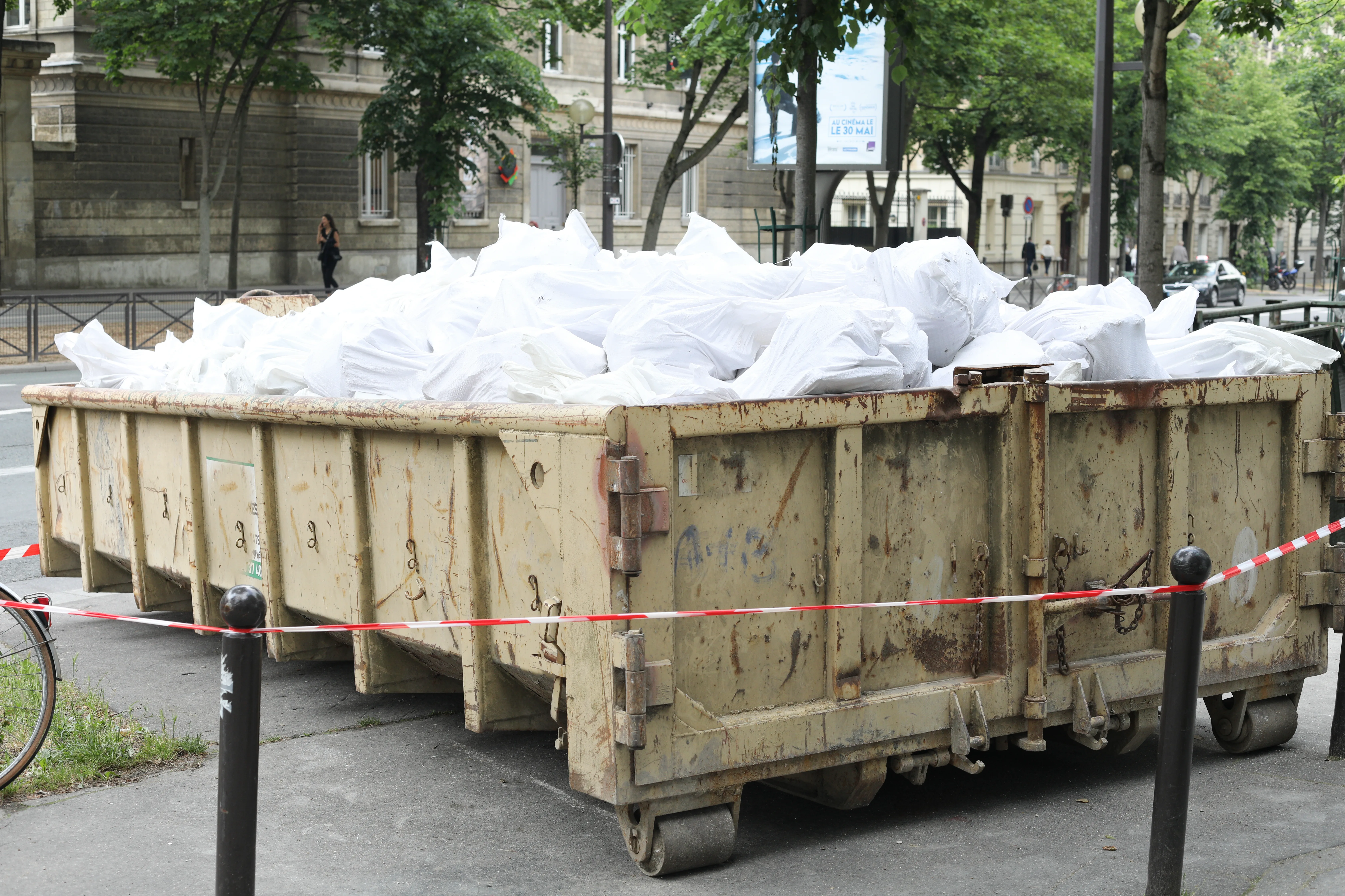 Bennes remplies de sacs de déchets sur un chantier urbain