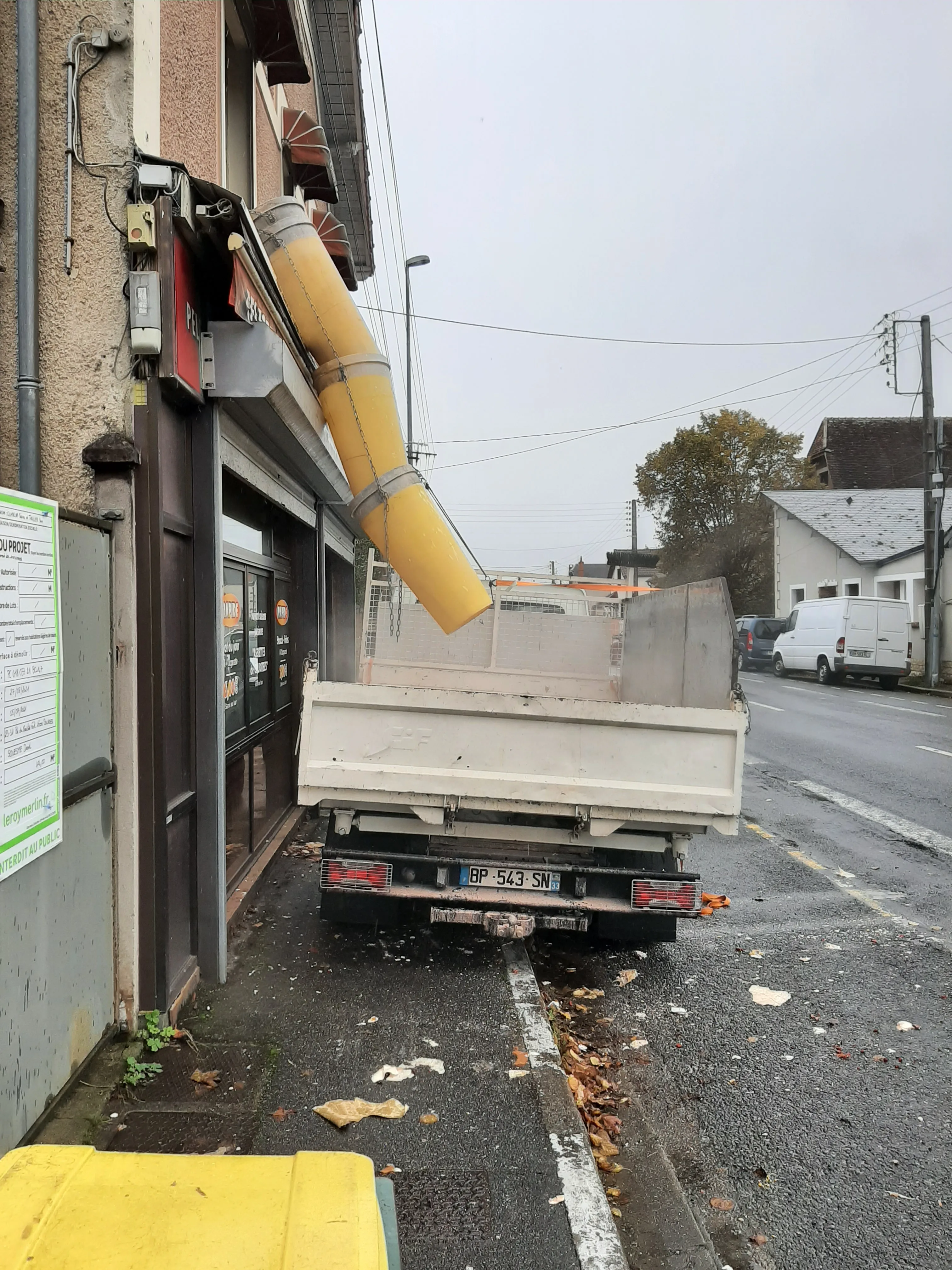 Goulotte à gravats débouchant dans un camion-benne