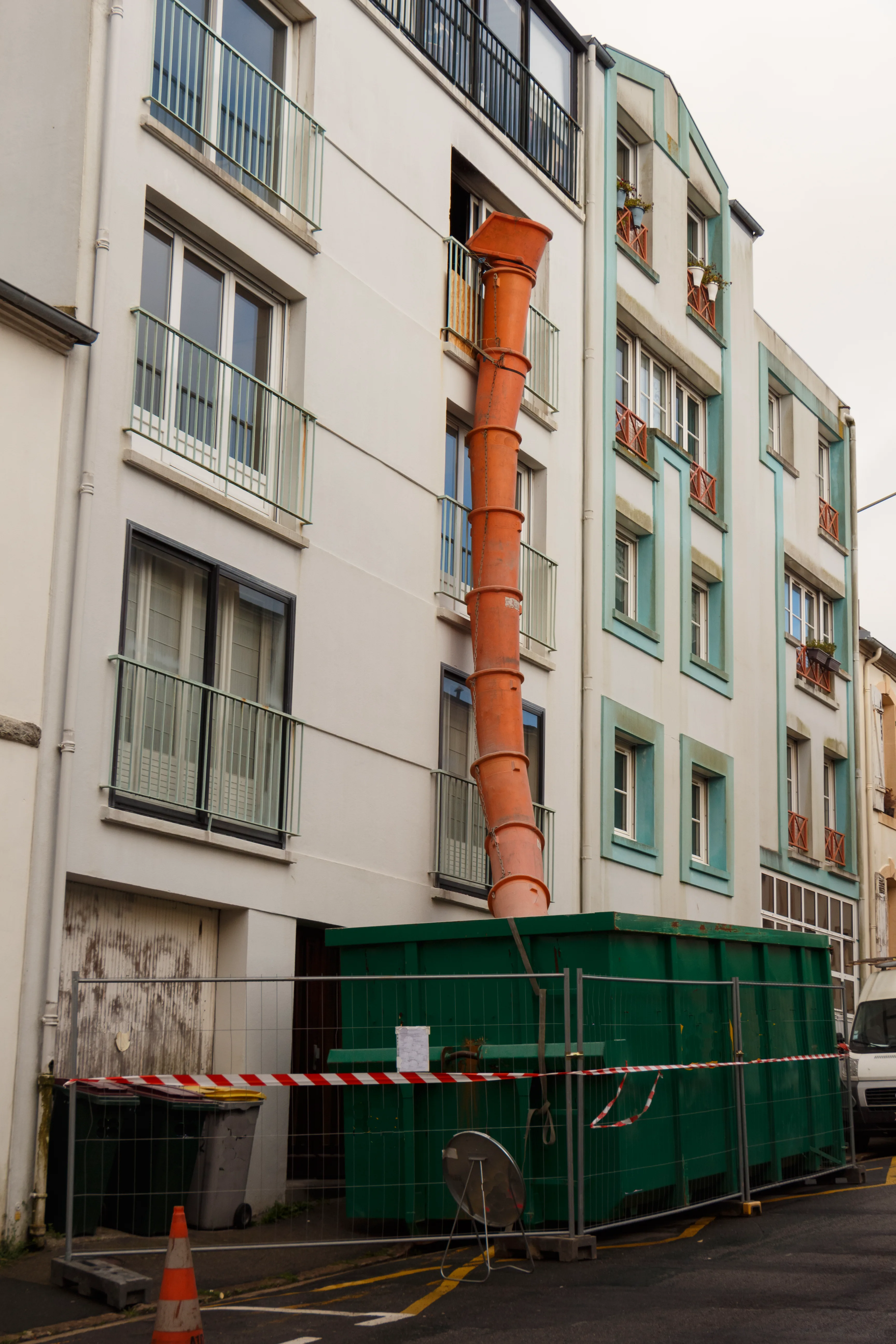 Goulotte à gravats installée sur la façade d’un immeuble