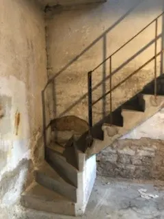 Escalier en béton de la grange avant démolition