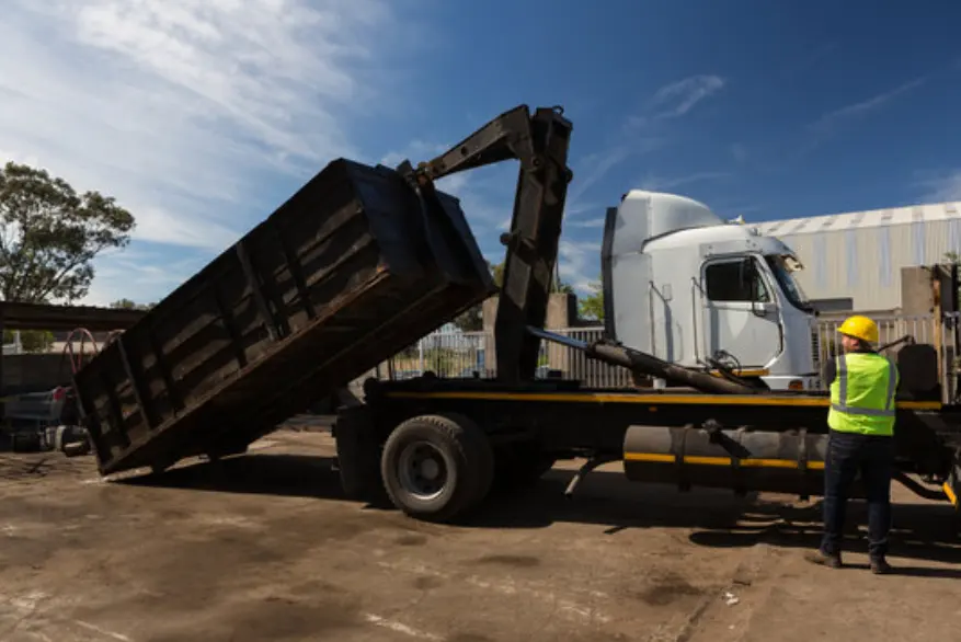 Livraison d’une benne par un camion équipé d’un bras