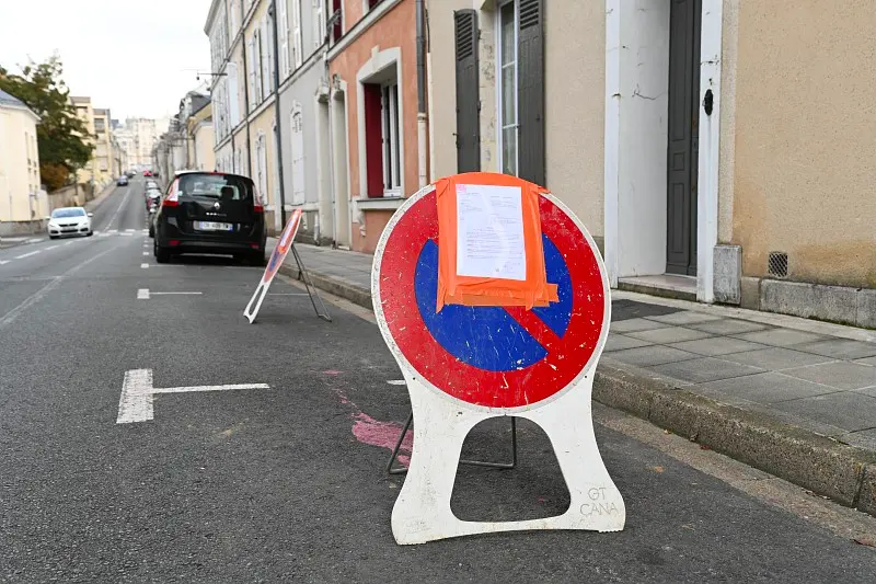 Panneau d’interdiction de stationner accompagné d’une autorisation municipale