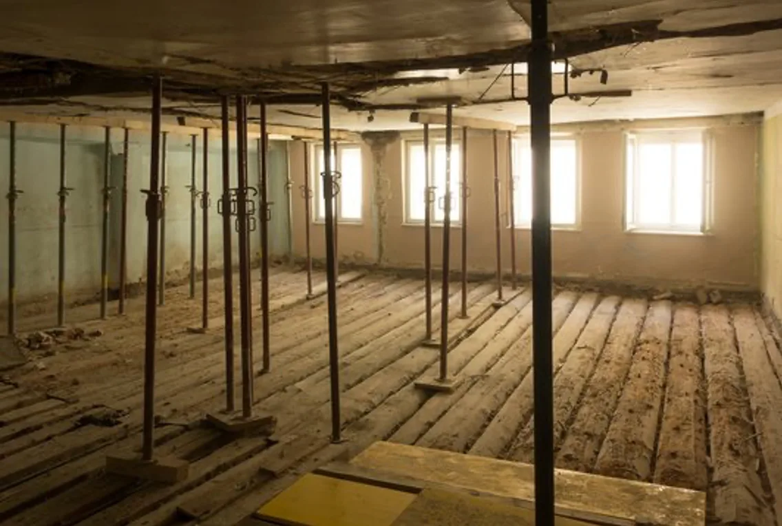 Étaiement général sous un plancher en bois