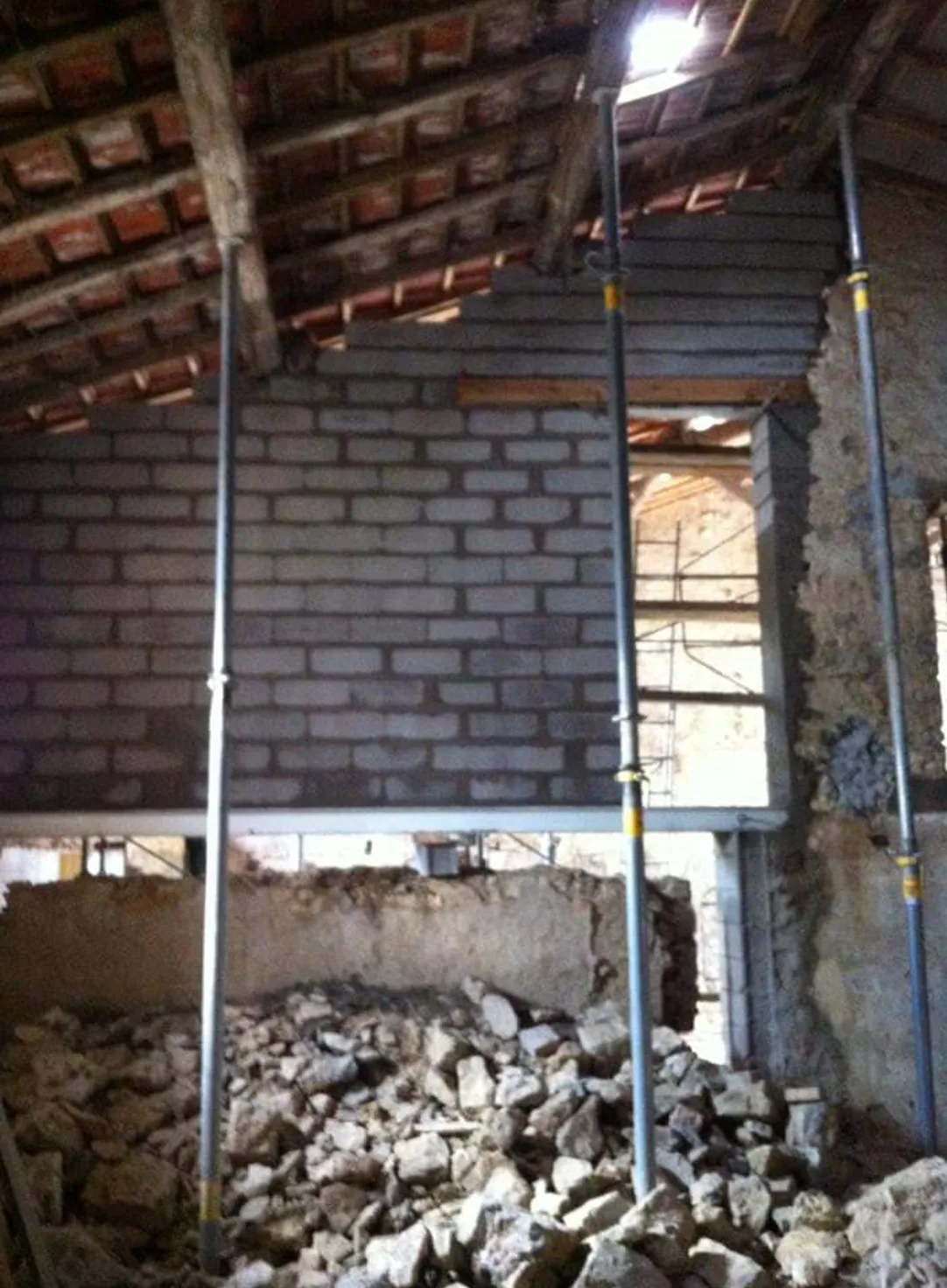 Étaiement d’un mur pendant une démolition structurelle