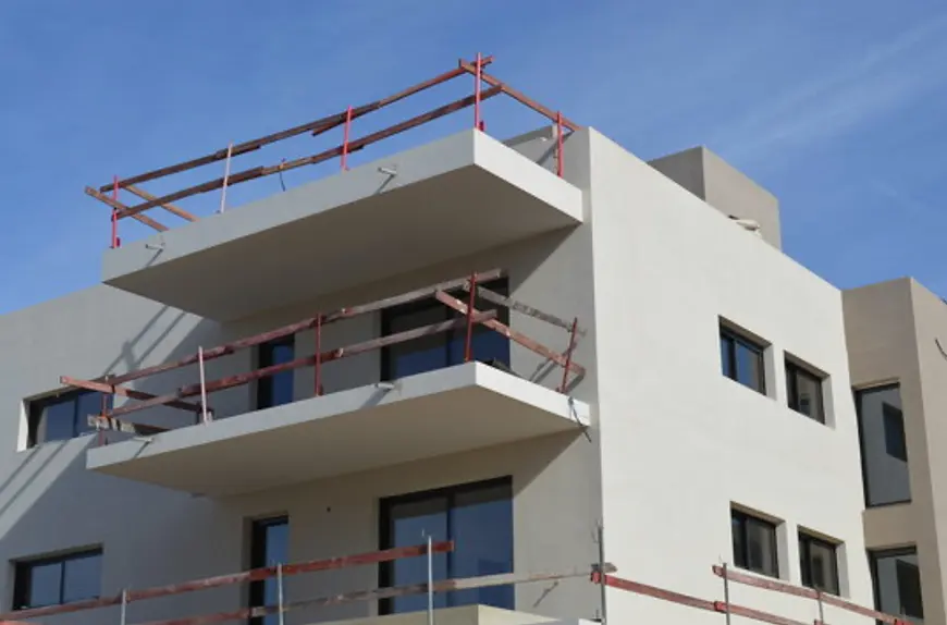 Garde-corps provisoires installés sur des balcons