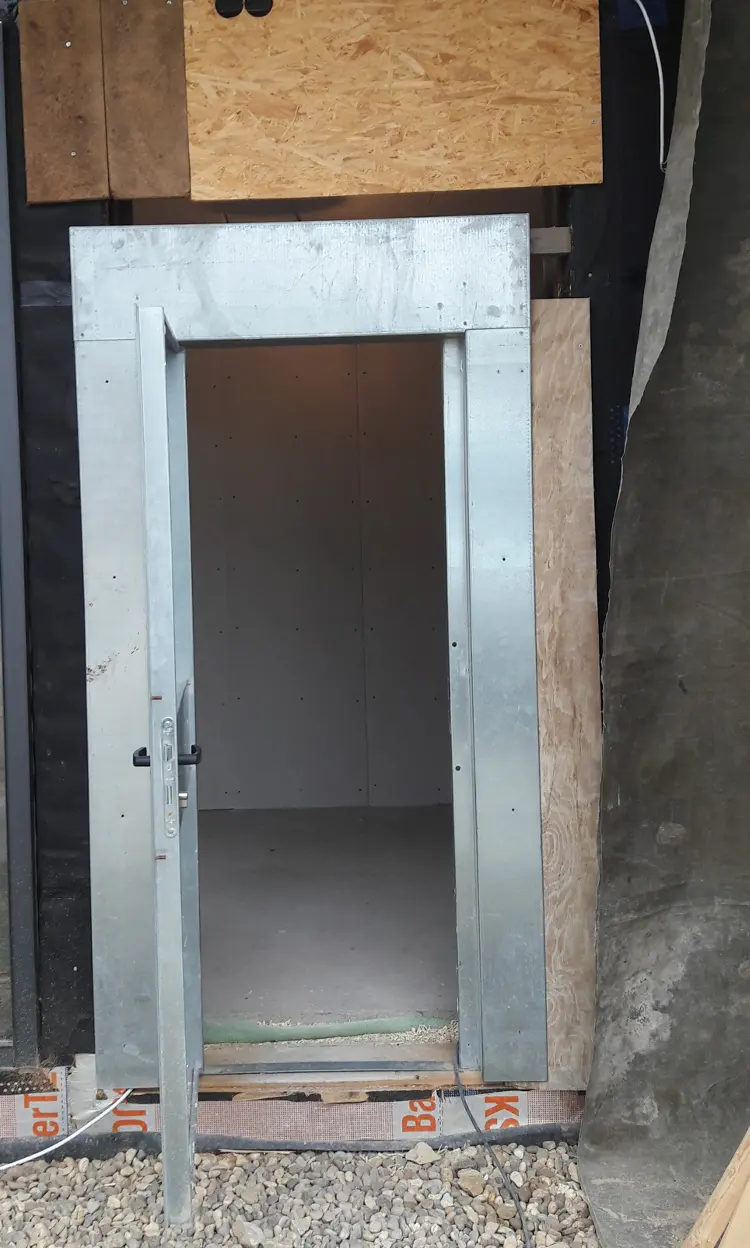 Porte de chantier provisoire sécurisant l’accès au bâtiment