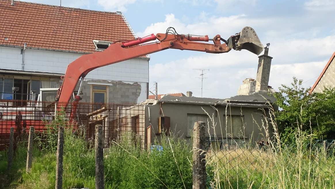 Vue extérieure de la démolition d’une annexe de maison