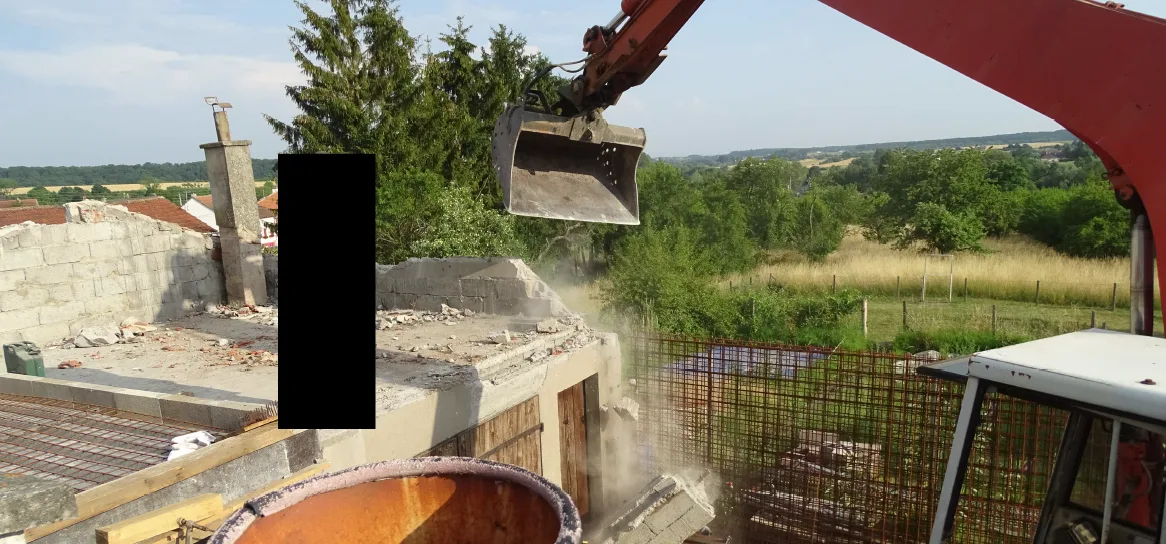 Démolition d’une annexe avec une pelle mécanique