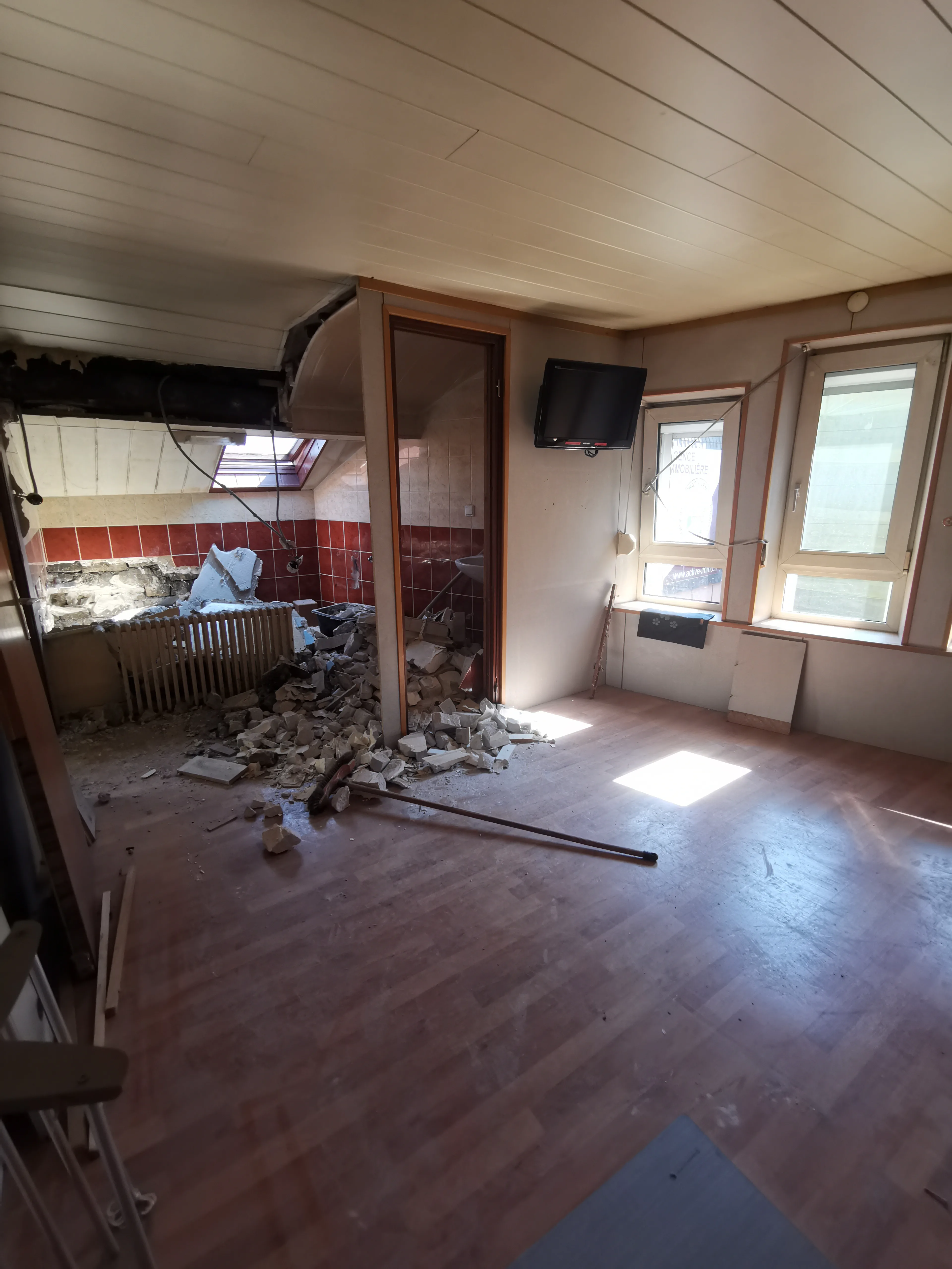 Démolition d’une cloison en briques entre deux pièces
