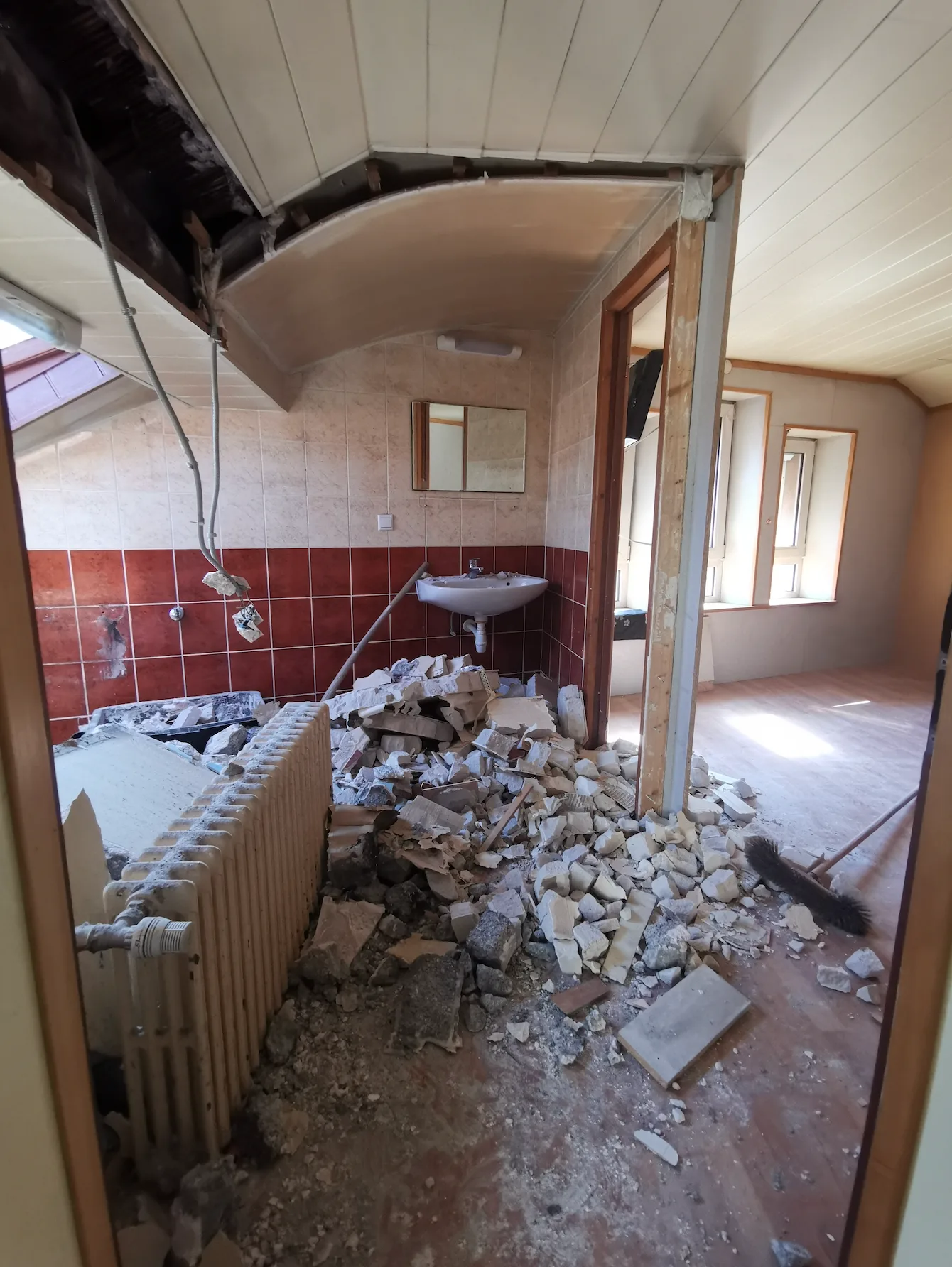 Démolition d’une cloison en briques dans une salle d’eau