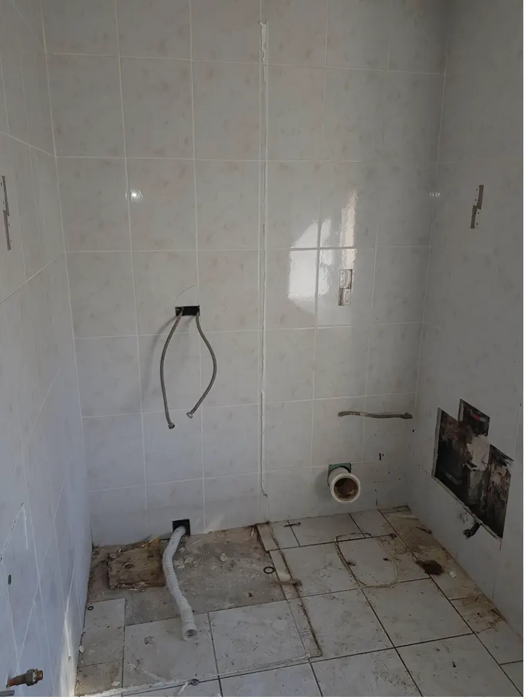 Bloc WC et équipements déposés dans une salle d’eau