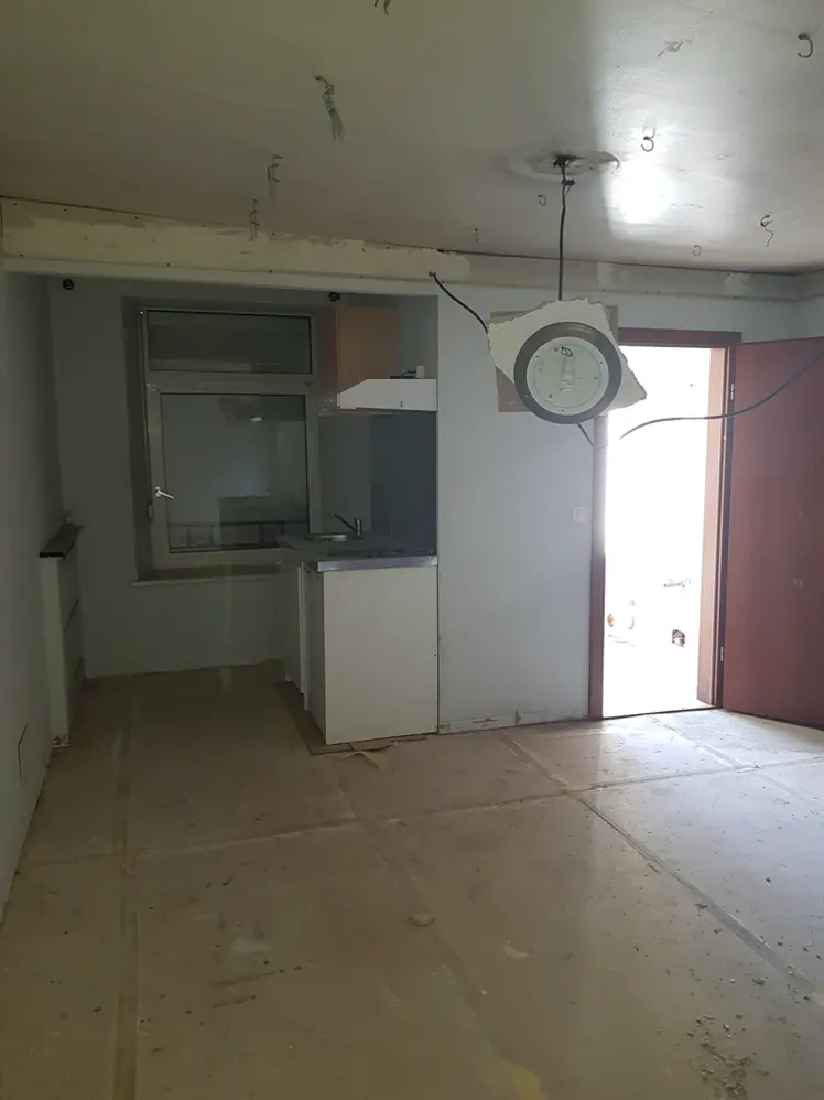 Pièce après dépose du revêtement de sol et d’une partie du faux plafond