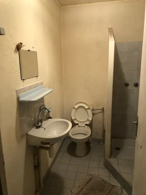 Salle d’eau de la grange avant démolition