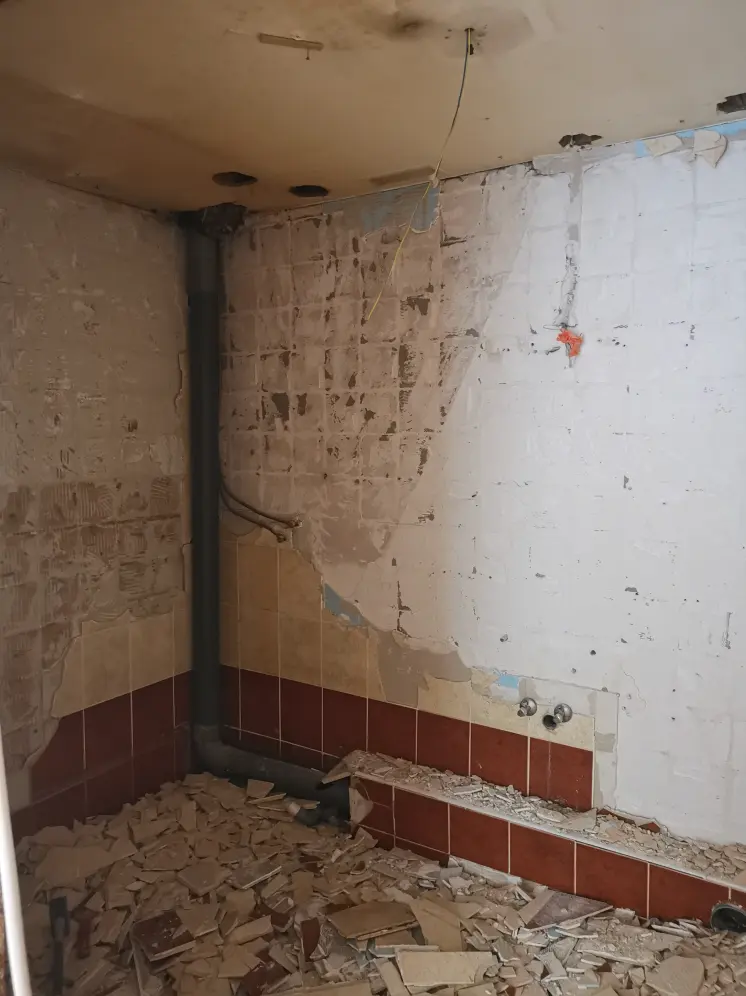Salle de bains pendant la dépose du carrelage