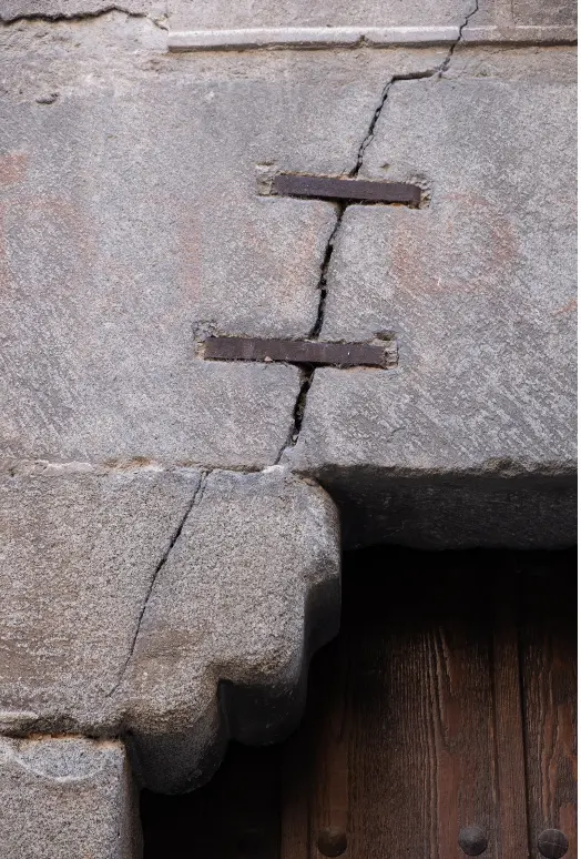 Agrafes métalliques posées sur une fissure de façade