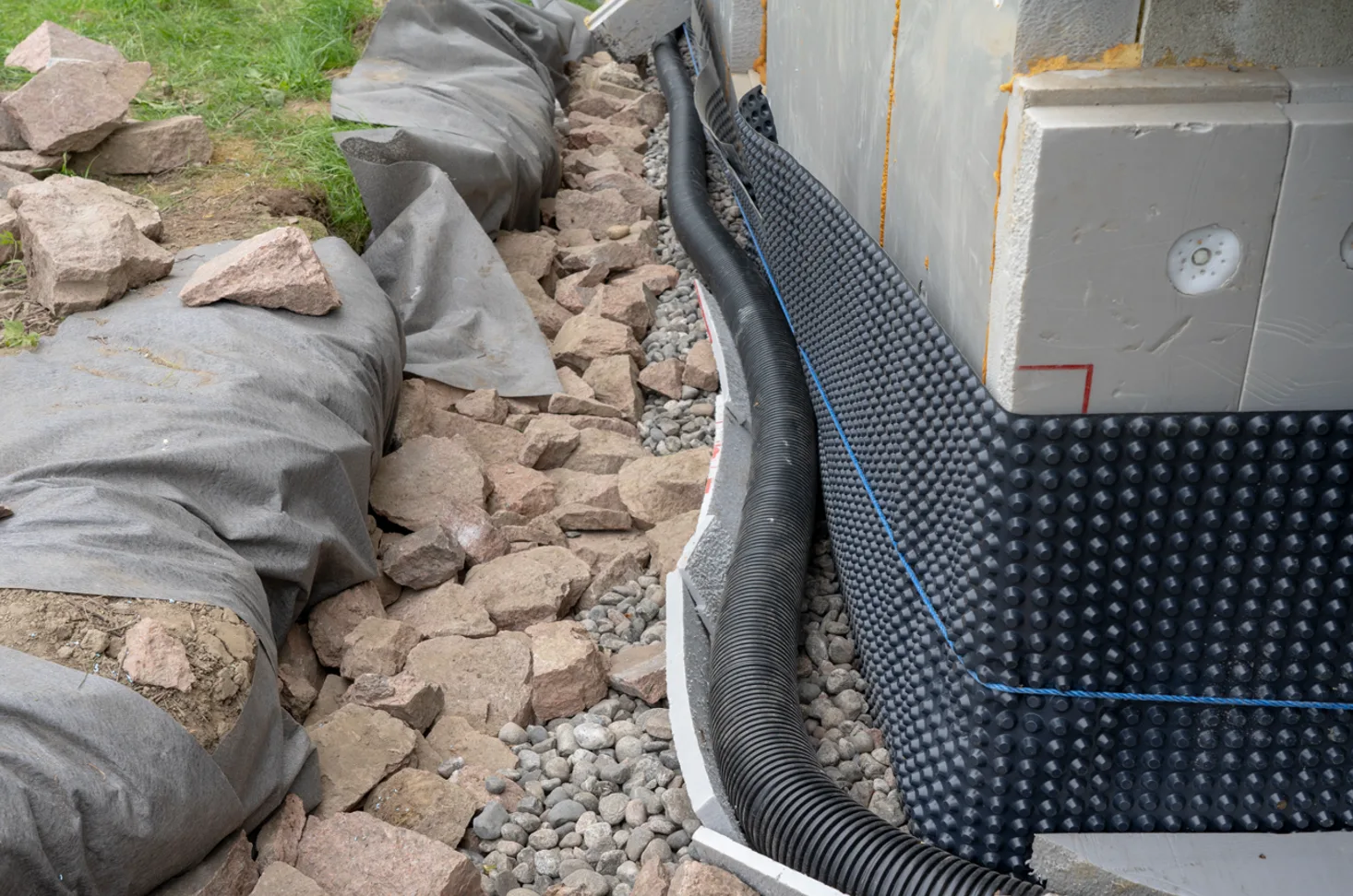 Drain périphérique et membrane d’étanchéité autour d’une maison