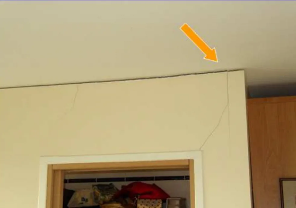 Fissure dans une cloison causée par un plancher qui a fléchi