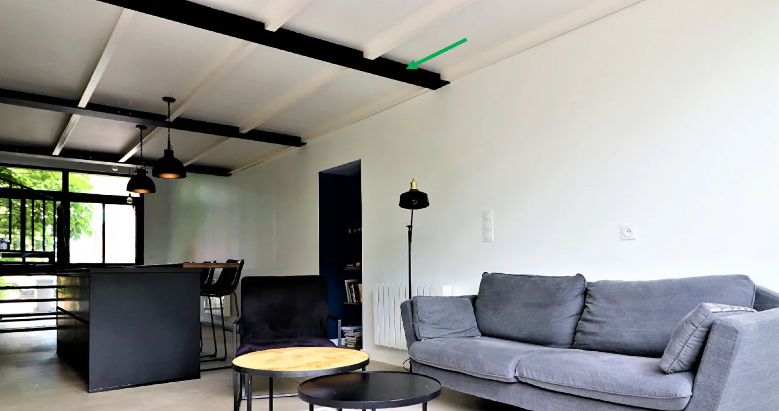 Mezzanine rénovée avec IPN noirs apparents