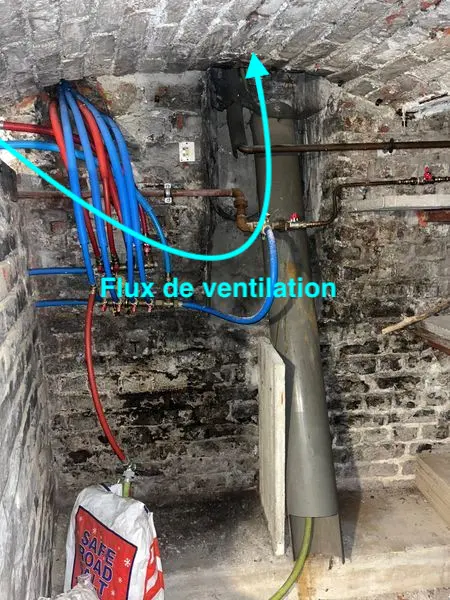 Flux d'air traversant observé dans une cave