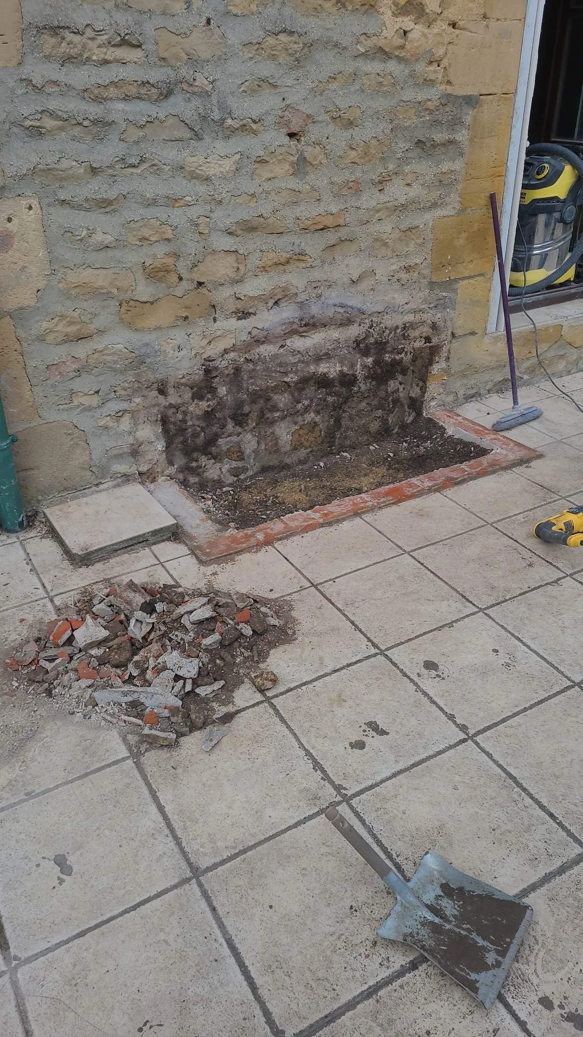 Mur humide après le retrait de la jardinière