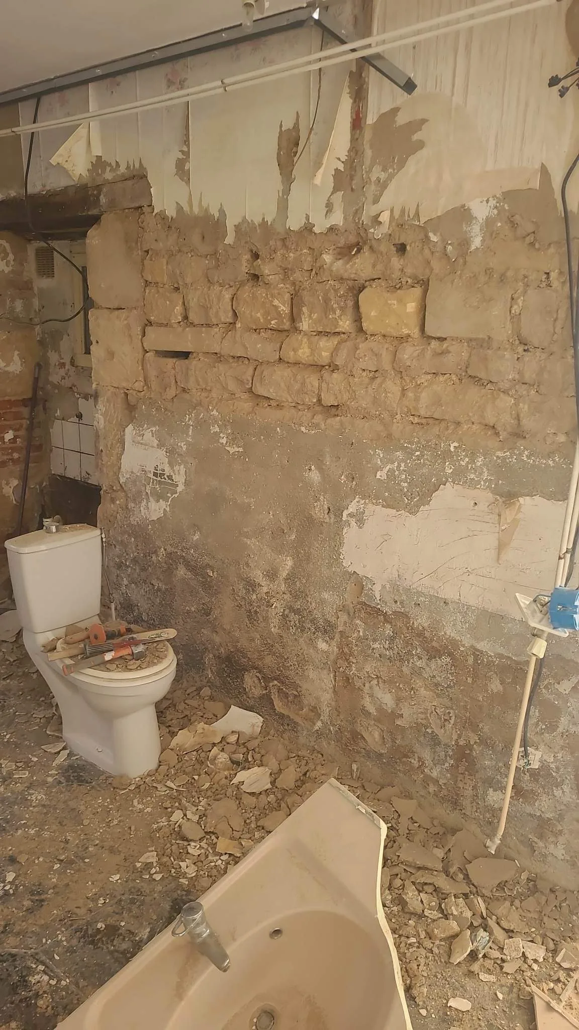 Mur intérieur humide avant dépose des revêtements