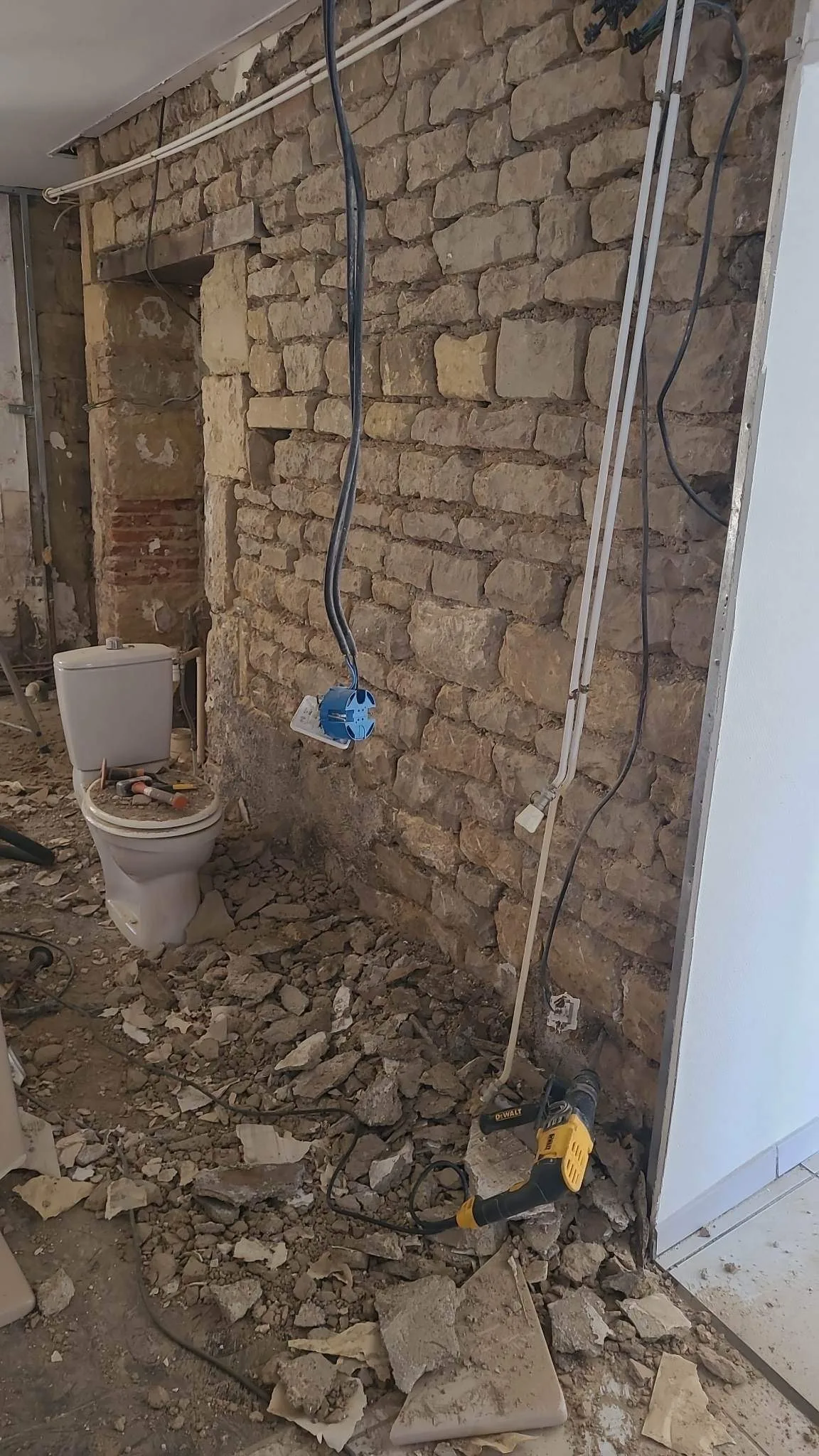 Mur intérieur en pierre après dépose de l'enduit