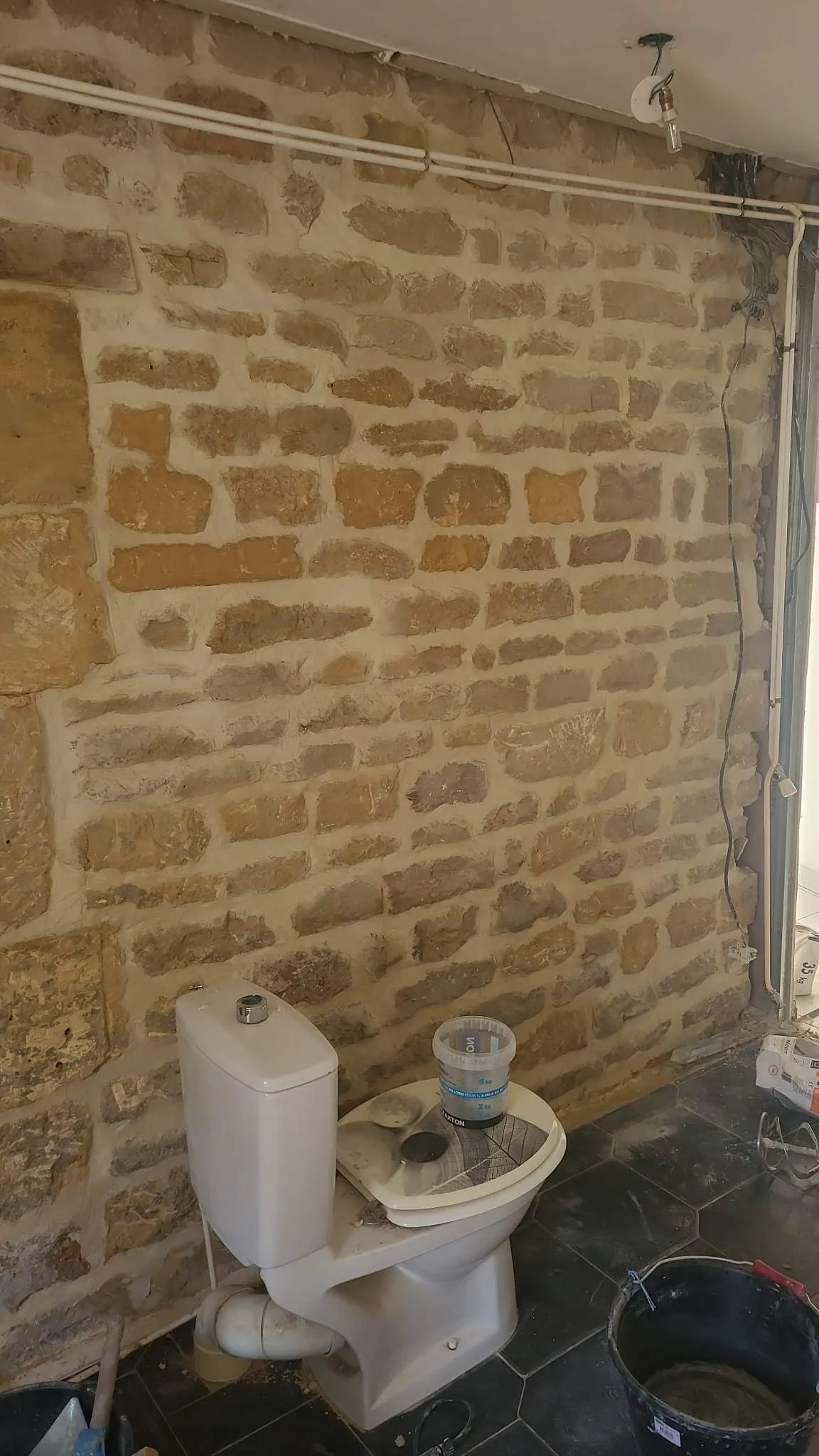 Mur intérieur en pierre rejointoyé à la chaux