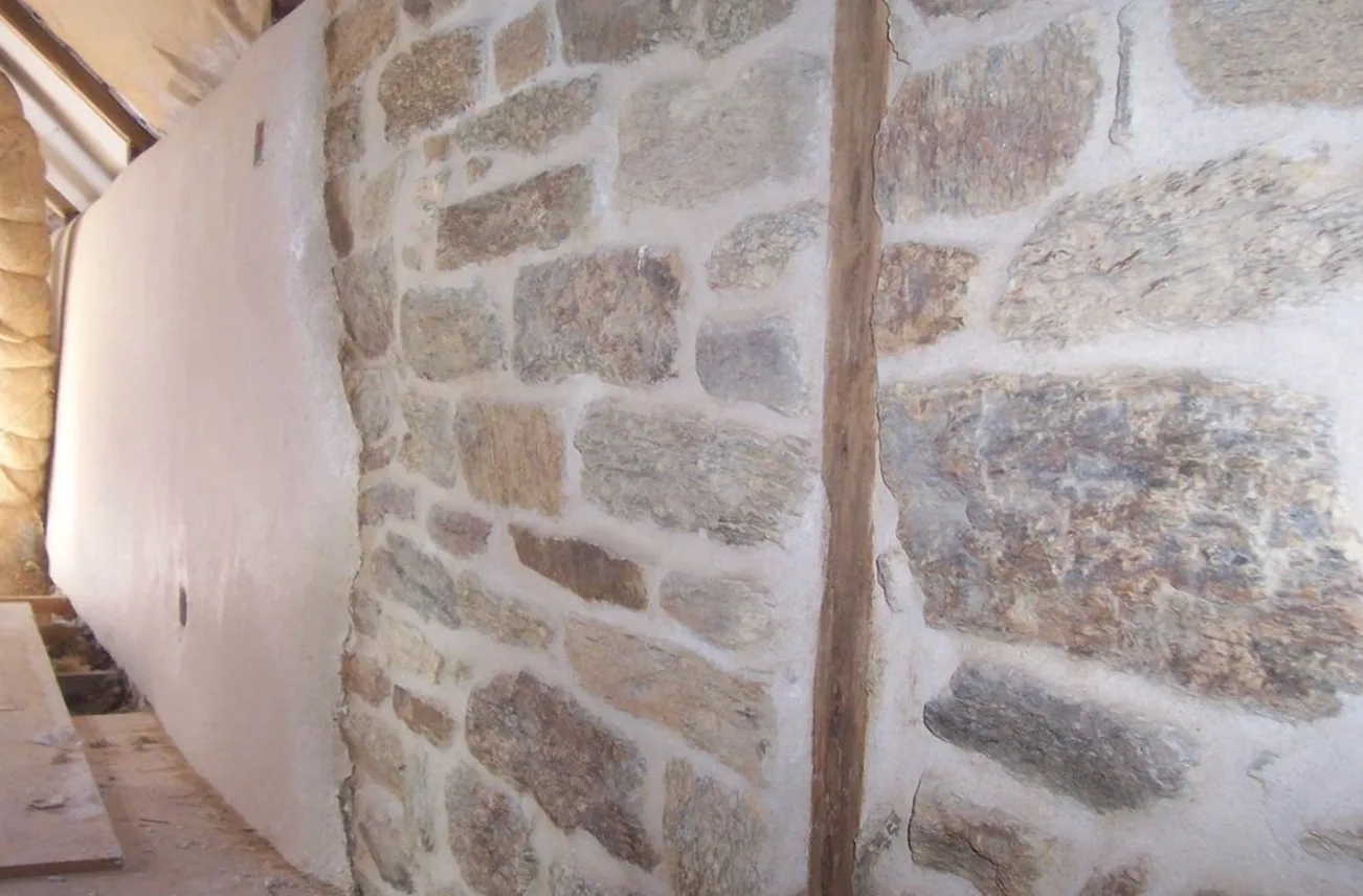 Mur en pierre avec enduit à la chaux