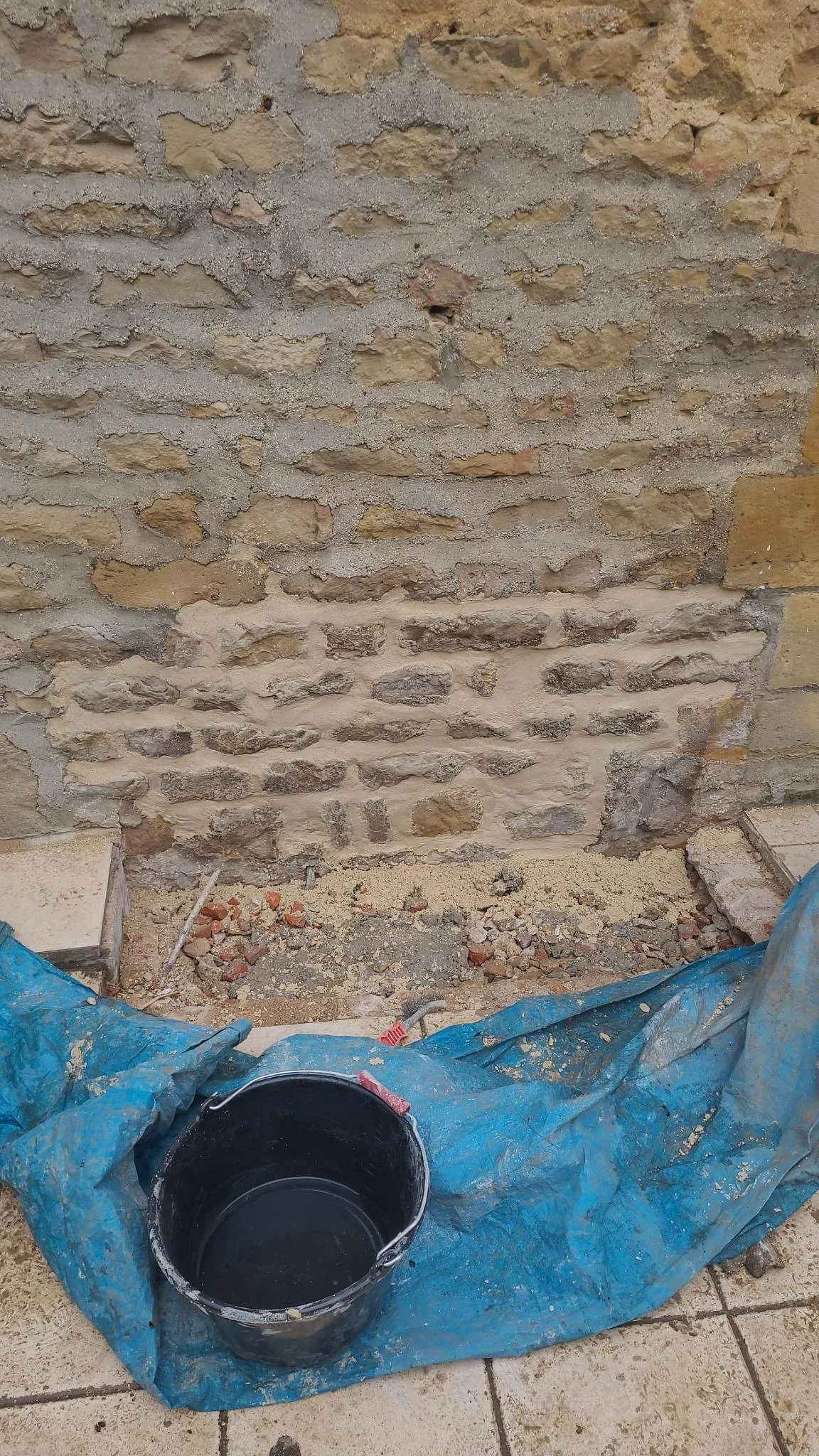 Rejointoiement à la chaux du mur en pierre extérieur