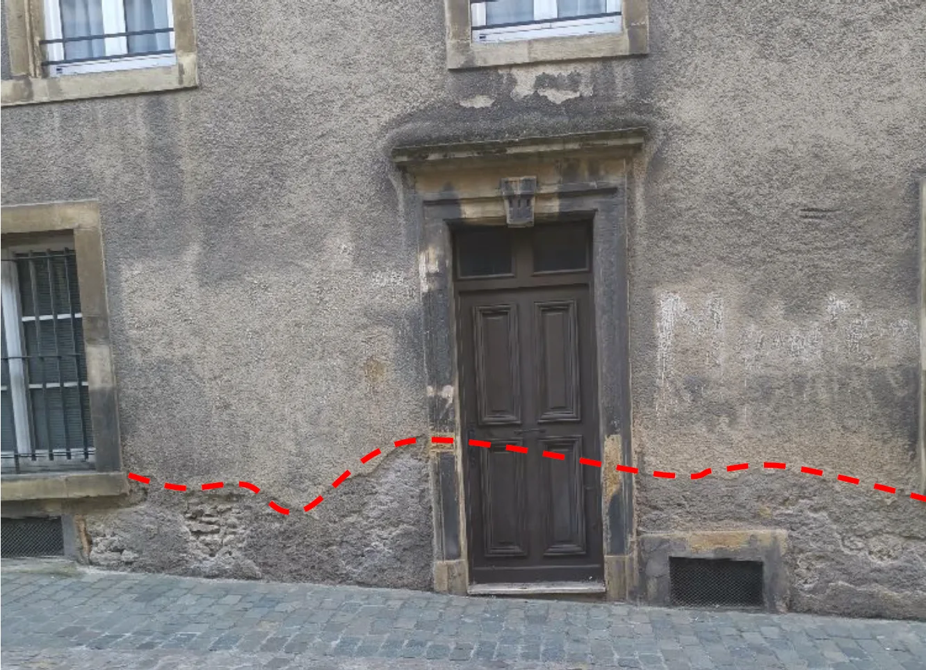 Vague d'humidité caractéristique d'une remontée capillaire en façade