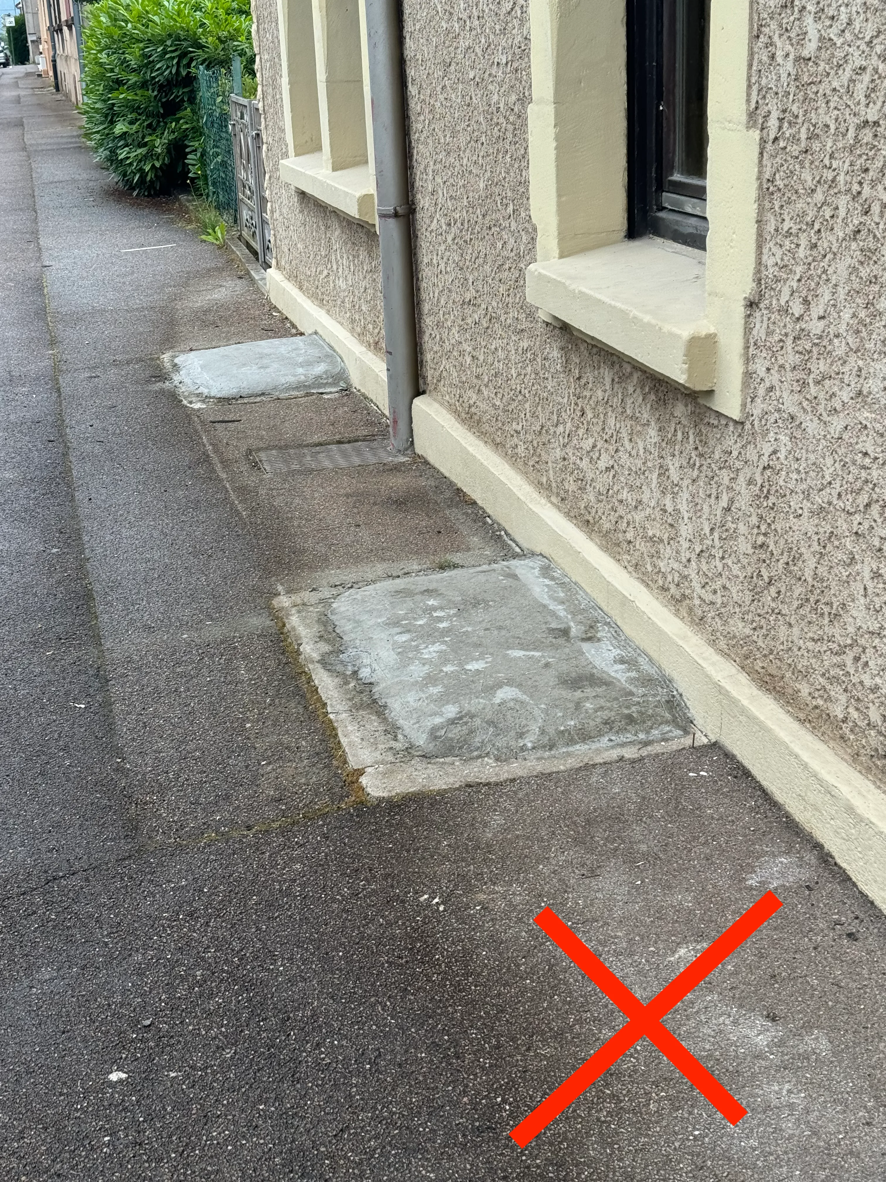 Soupiraux de cave bouchés au niveau du trottoir