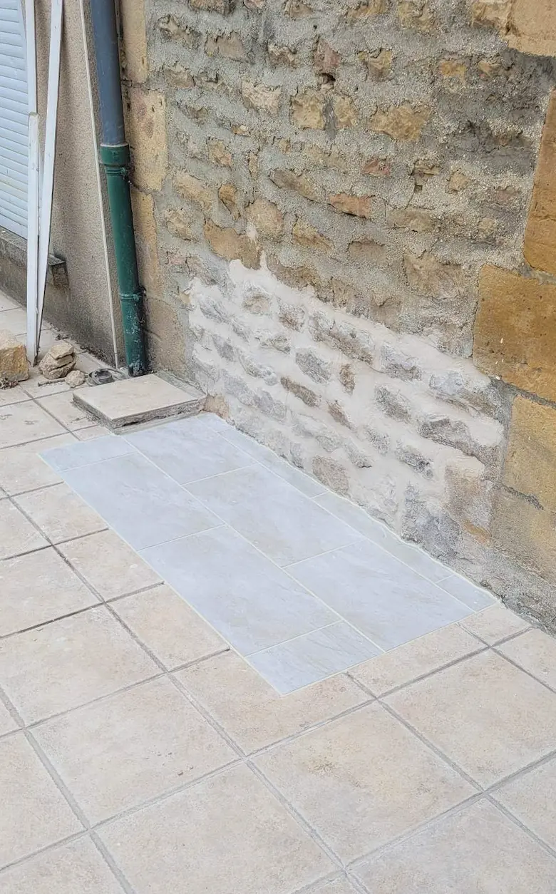 Terrasse carrelée après suppression de la jardinière