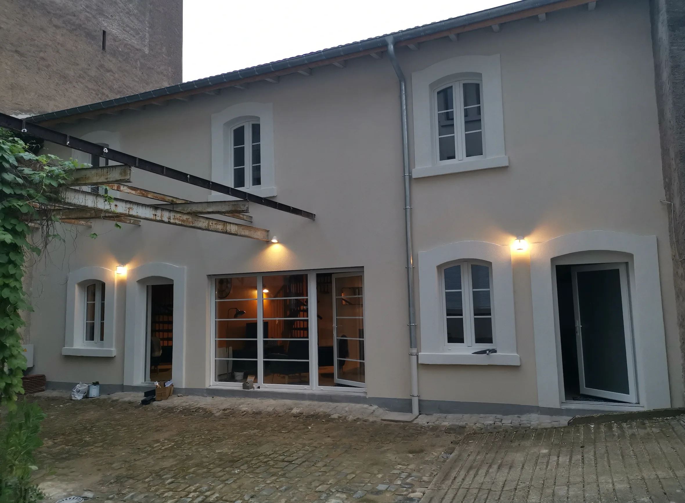 Façade après les travaux de VRD extérieurs