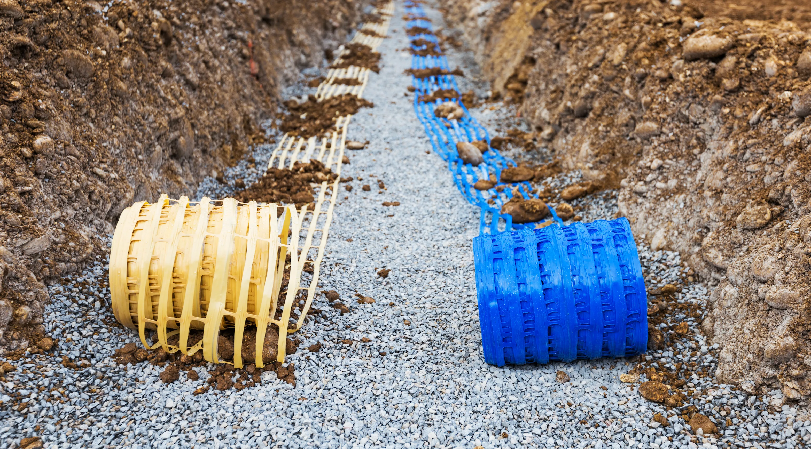 Grillages avertisseurs colorés au-dessus de réseaux enterrés