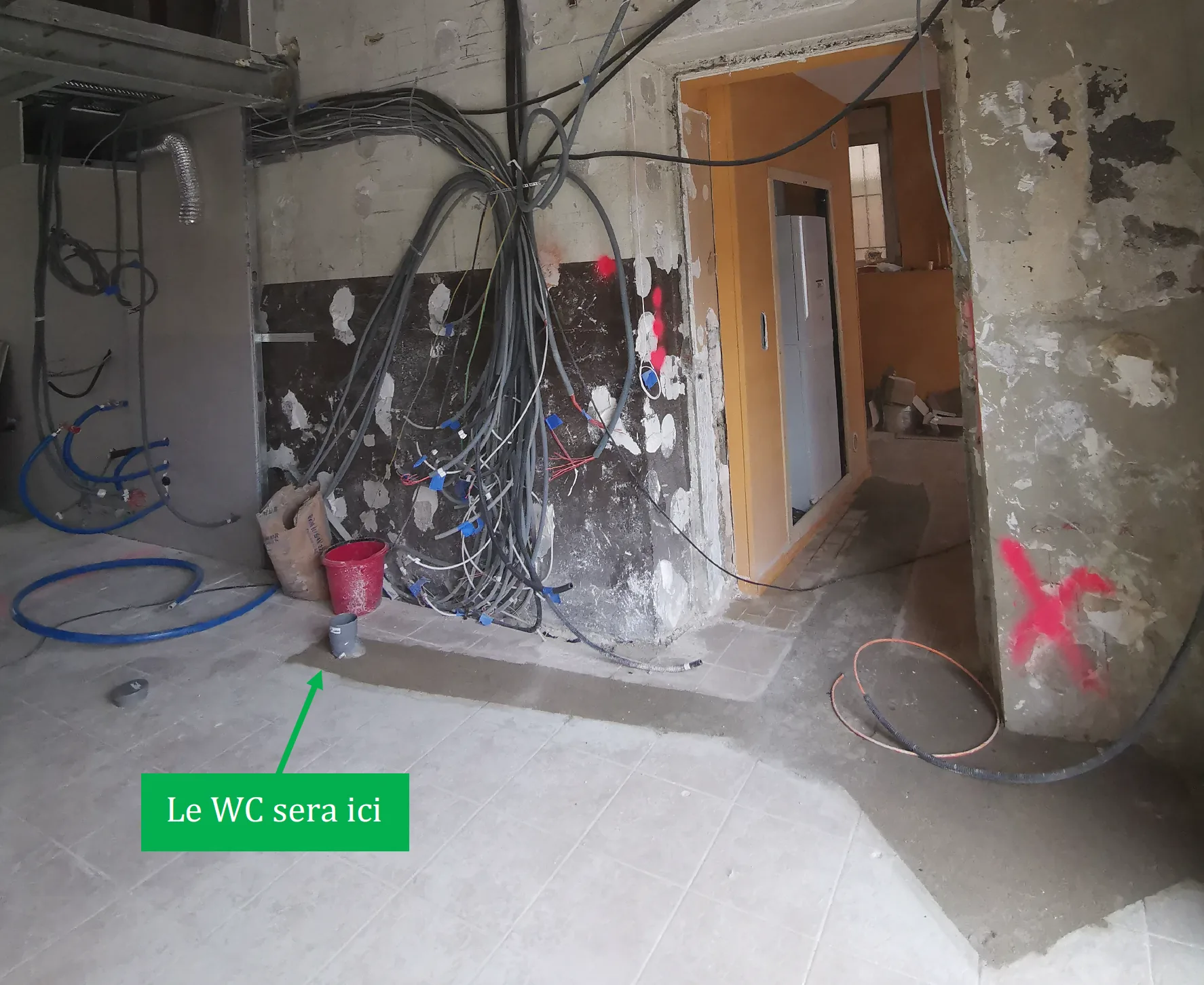 Raccords d’évacuation des eaux usées dans une tranchée intérieure