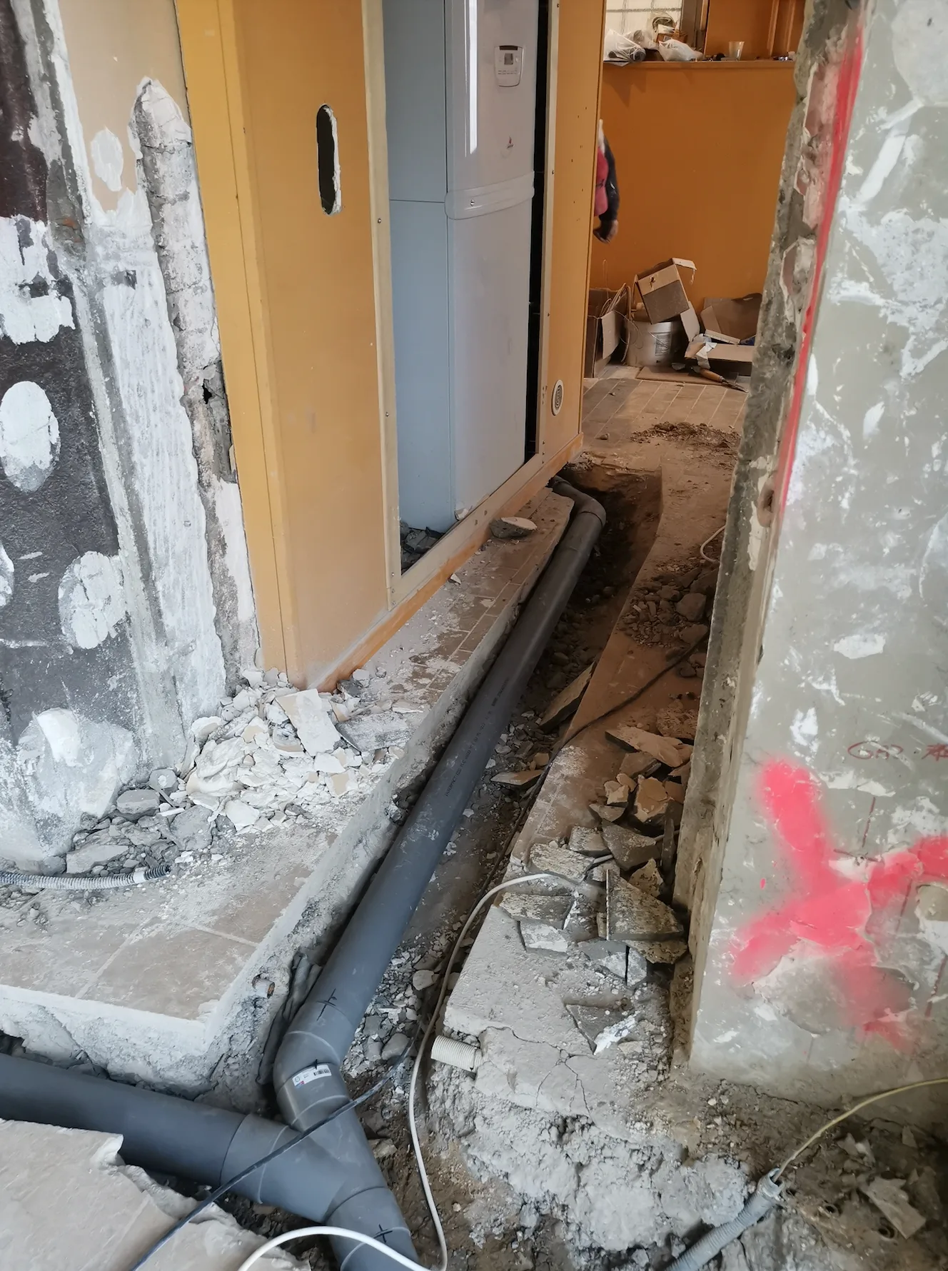 Première vue de la tranchée intérieure pour la canalisation d’évacuation