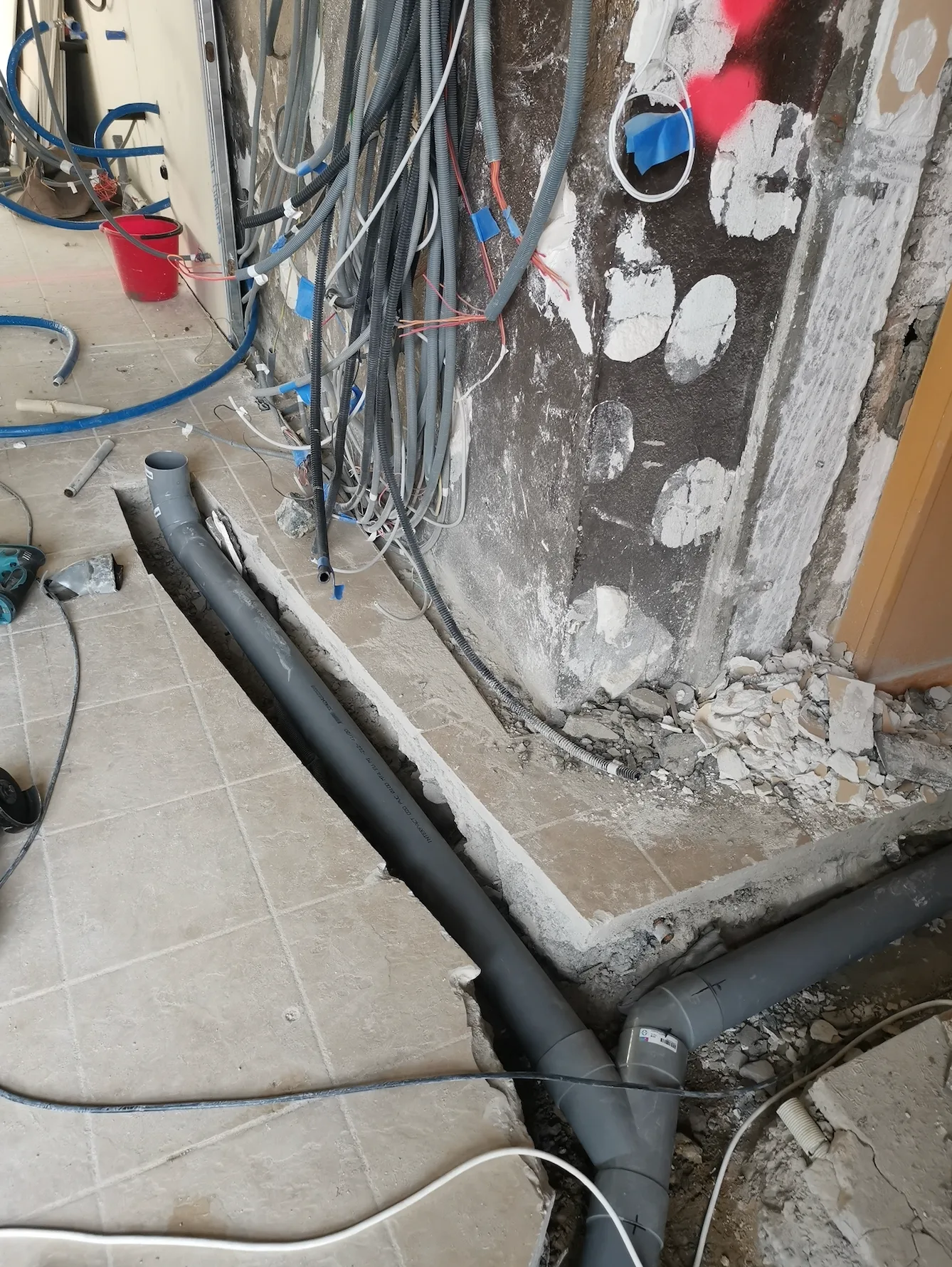 Deuxième vue de la tranchée intérieure pour la canalisation d’évacuation