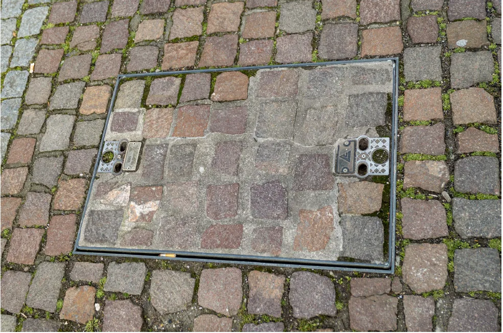 Trappe de regard intégrée dans des pavés