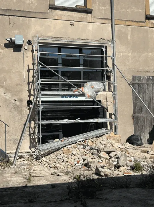 Baie vitrée en aluminium posée pendant le chantier