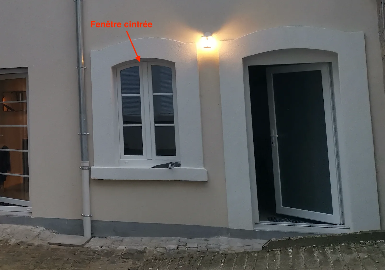 Façade avec portes et fenêtres cintrées