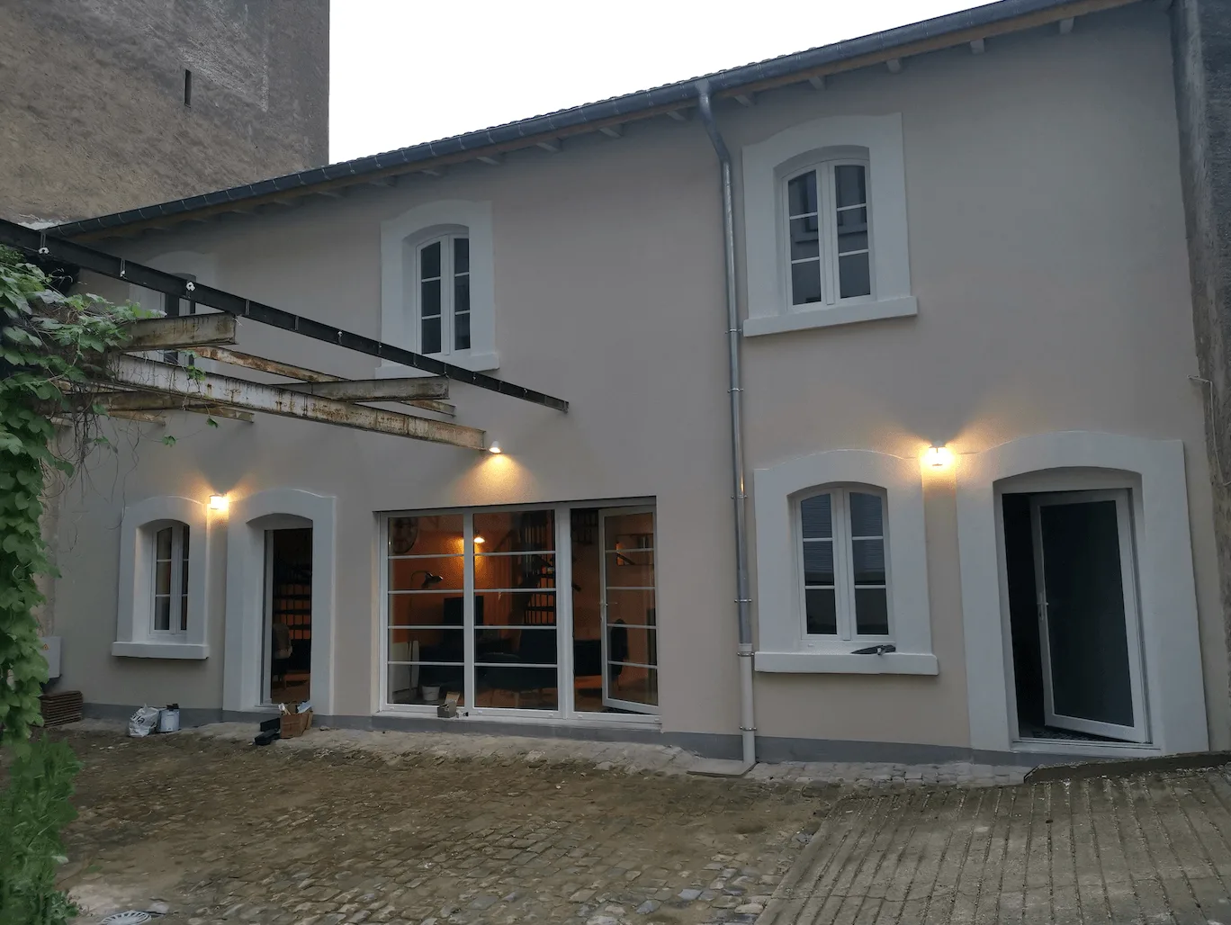 Façade avec portes droites et fenêtres respectant les cintrages