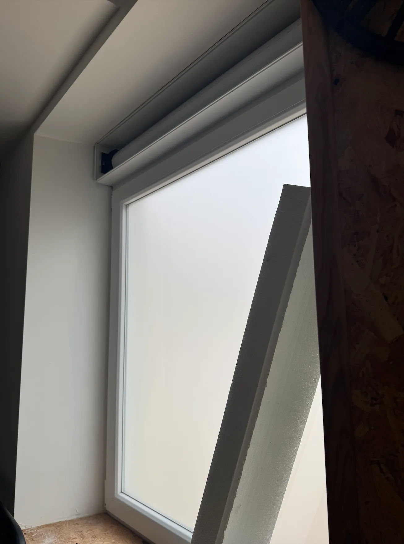 Fenêtre après la pose d'une grille hygroréglable sur le caisson de volet