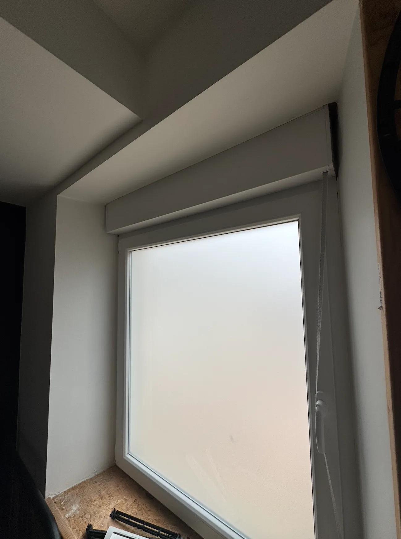 Fenêtre avant la pose d'une grille hygroréglable sur le caisson de volet