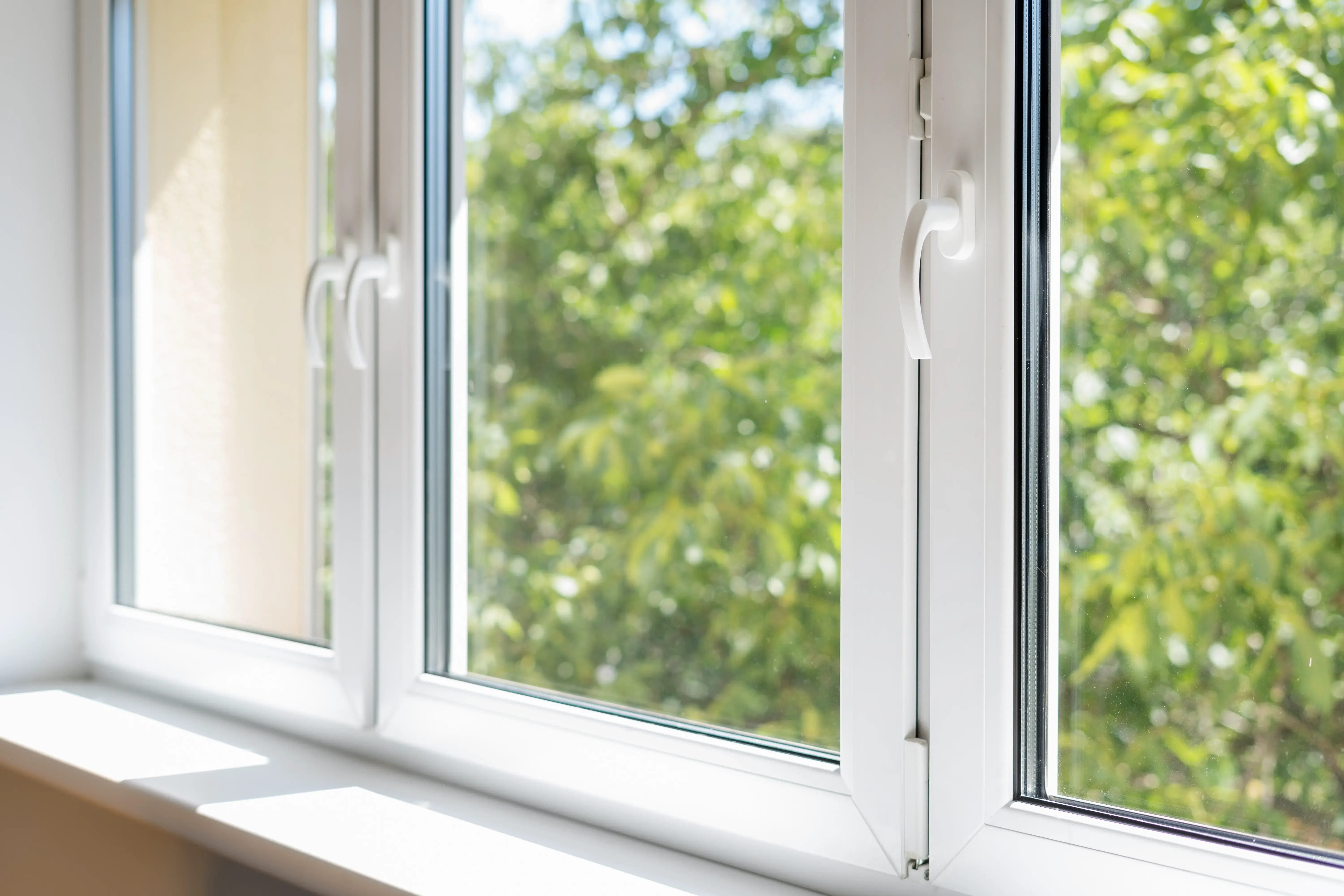 Fenêtre PVC blanche à deux vantaux