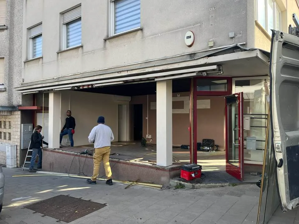 Local commercial d'angle avant la pose des menuiseries