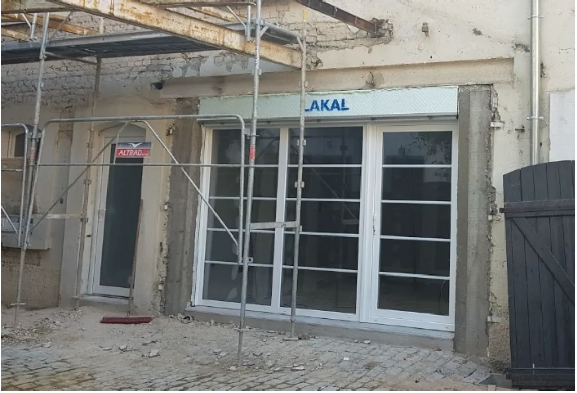 Local commercial avant le remplacement des menuiseries