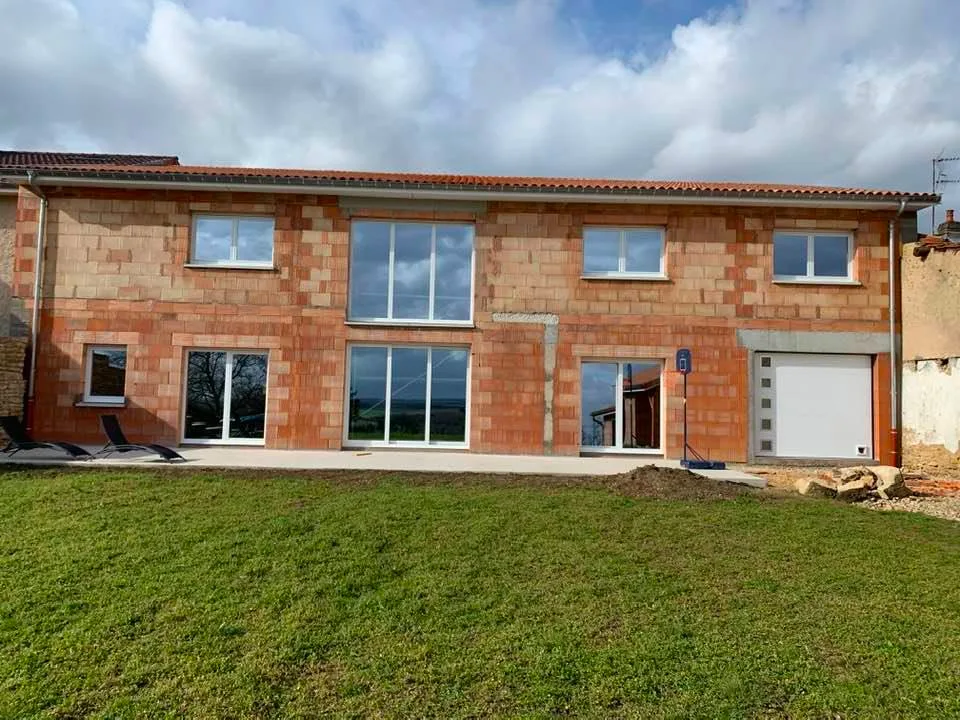Maison en briques après la pose des menuiseries
