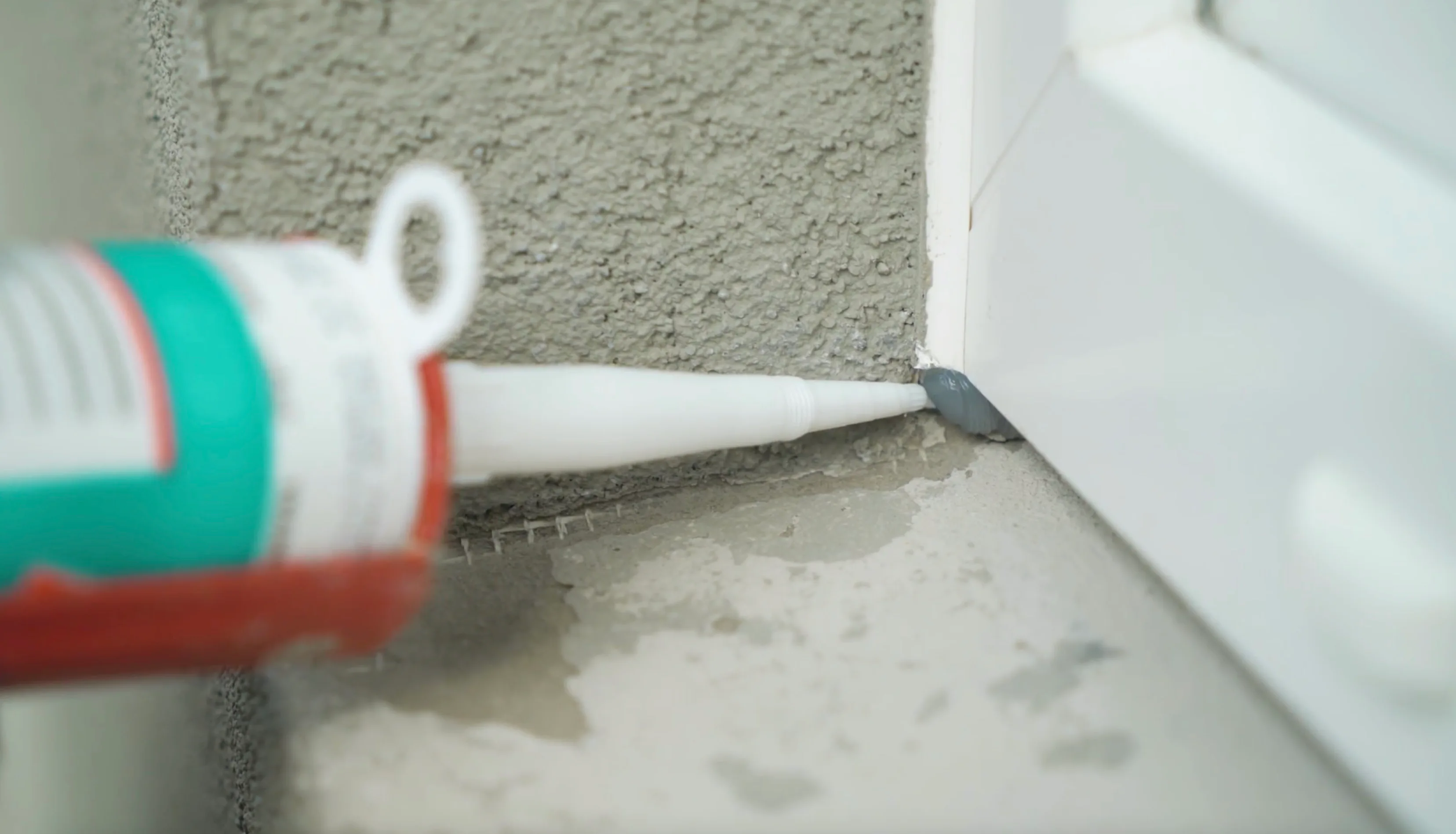 Application d'un mastic d'étanchéité extérieur autour d'une fenêtre