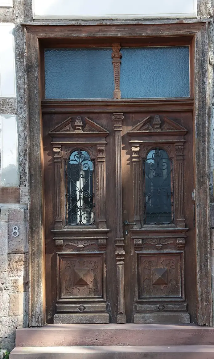 Porte d'entrée ancienne en bois avant rénovation
