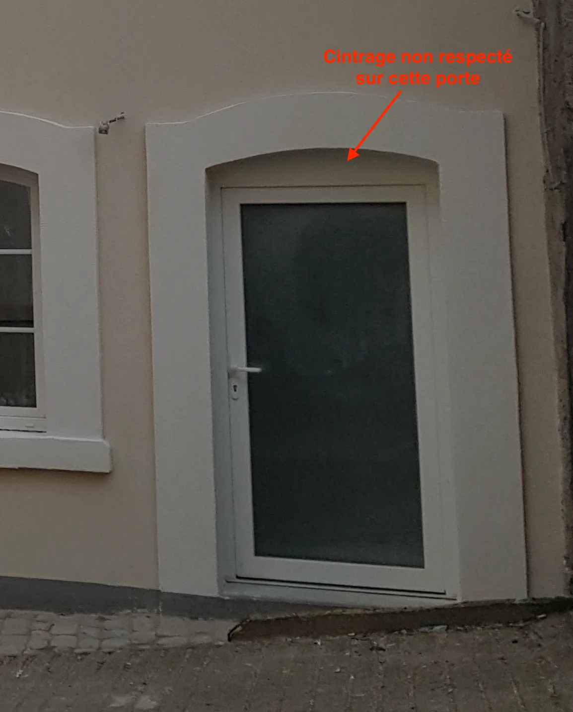 Porte droite posée dans une ouverture cintrée pour éviter le surcoût